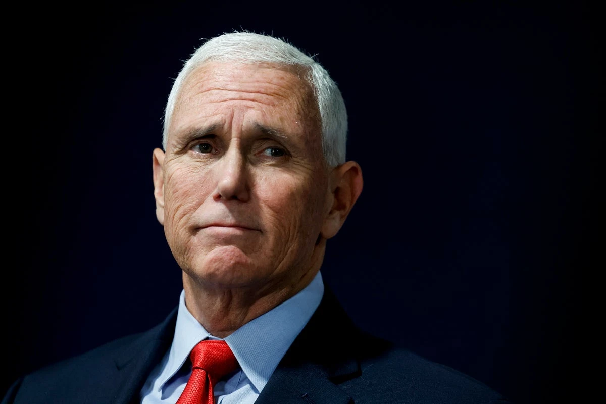 Mike Pence praises Jan 6 defendant for refusing to take Trump’s pardon