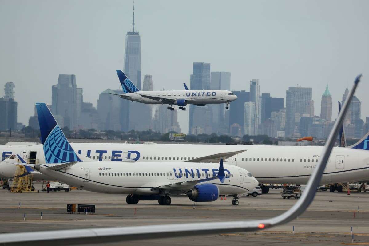 United Airlines workers sick after eating company’s Christmas meal