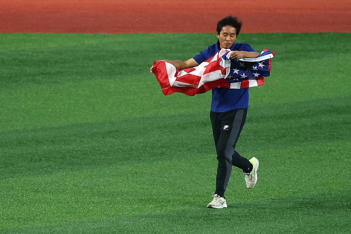 Dodgers fan waving US flag tackled and booed by Toronto crowd