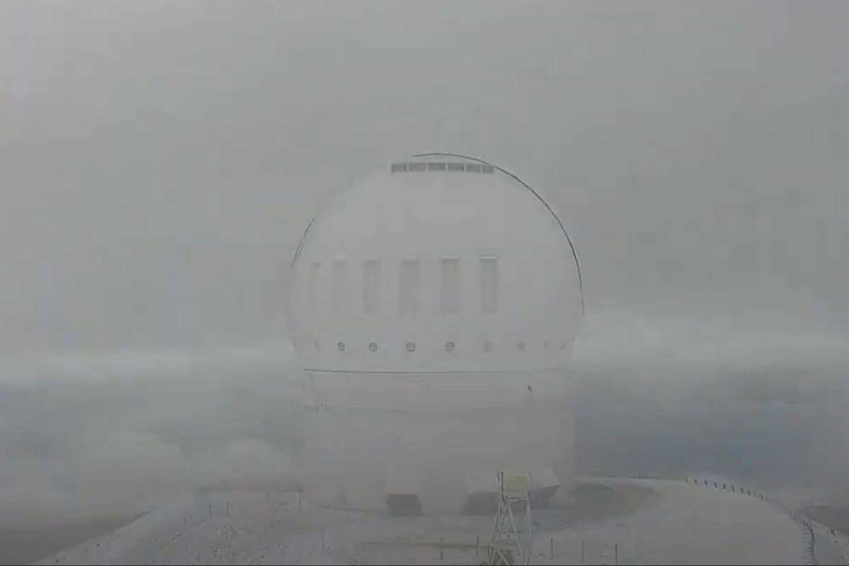 Shock snow in Hawaii turns mountain into winter wonderland