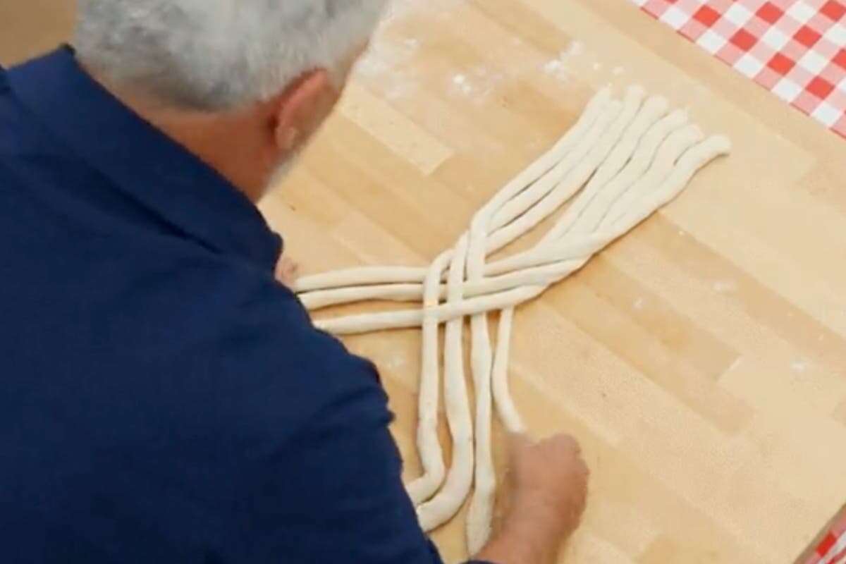 Paul Hollywood demonstrates technical challenge in Bake Off first