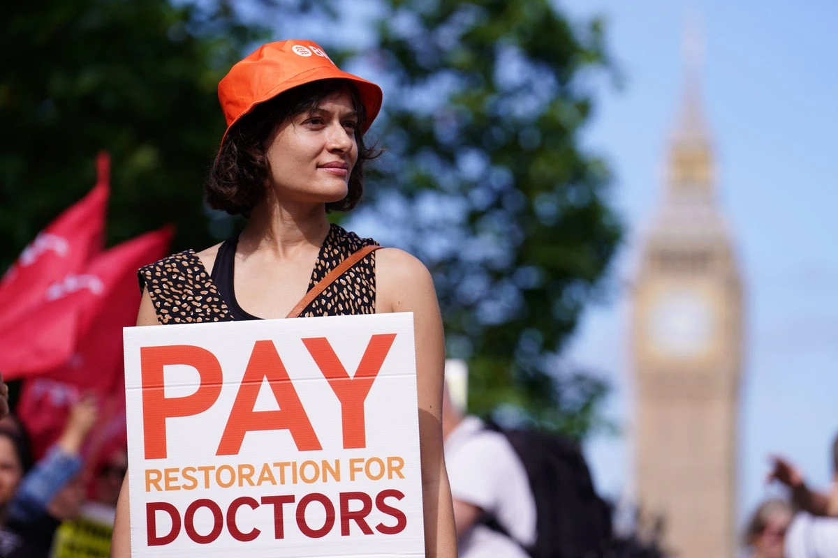 Junior doctors seeking almost 30% pay rise to avoid more strike action