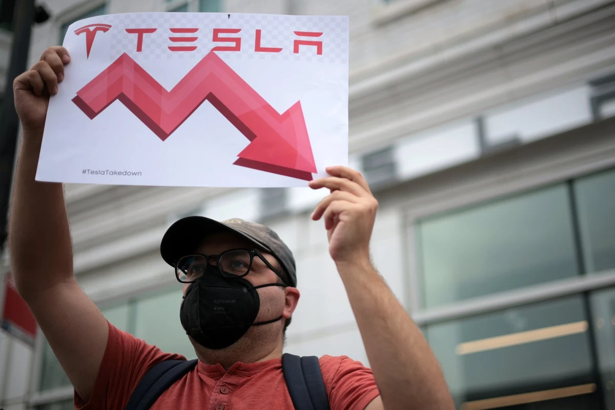 Tesla worker says he was fired after setting up anti-Elon Musk website