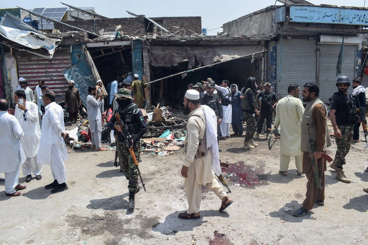 At least 9 killed after bomb rigged to rickshaw explodes in Pakistan