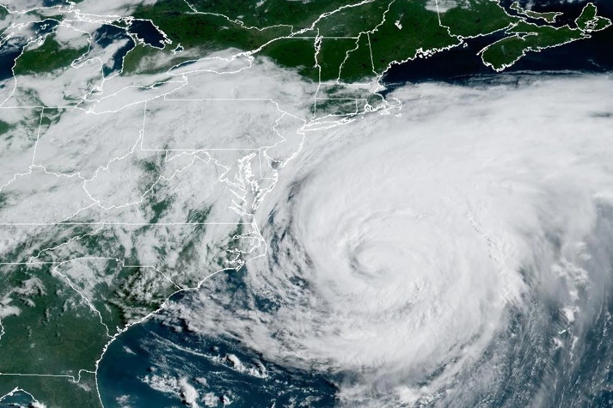 Life-threatening waves smash North Carolina coast : Live