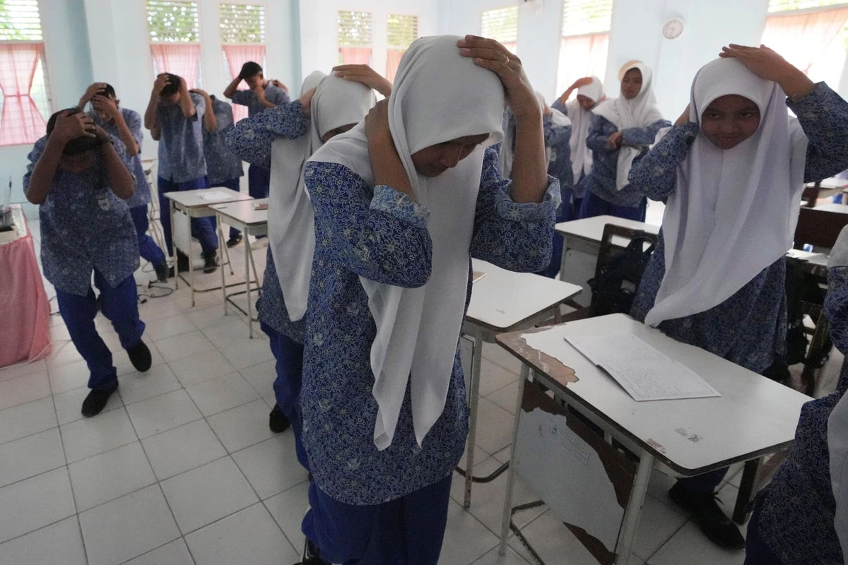 Powerful earthquake strikes Indonesia leaving dozens injured