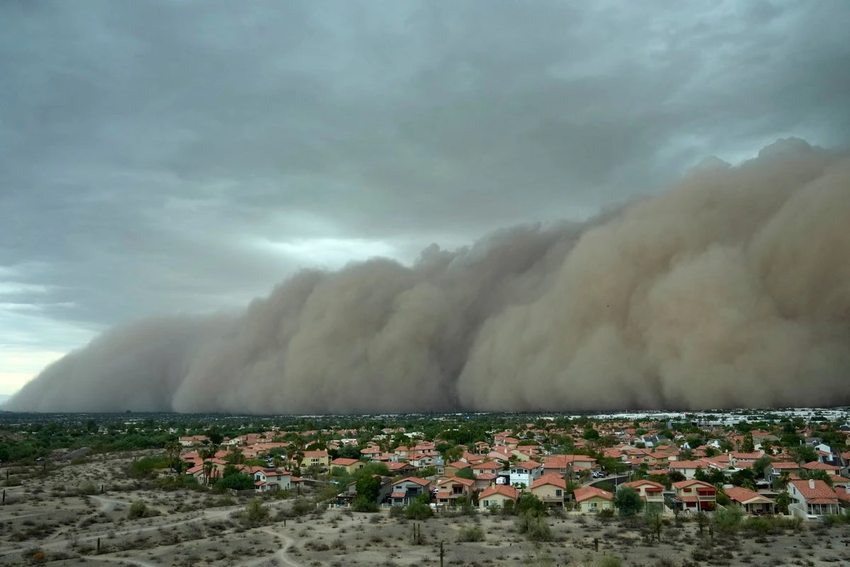 Giant wall of dust surges through Phoenix, leaving thousands in dark