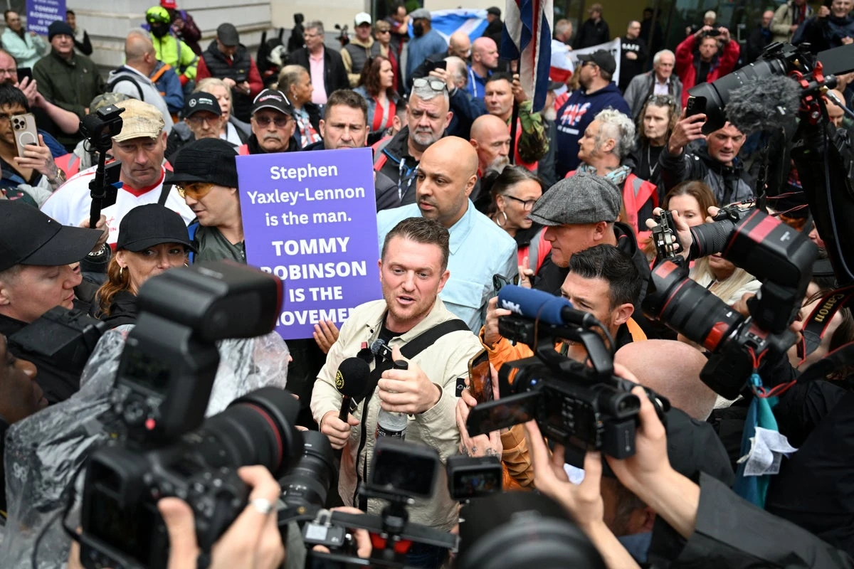 Tommy Robinson denies harassing two Daily Mail journalists