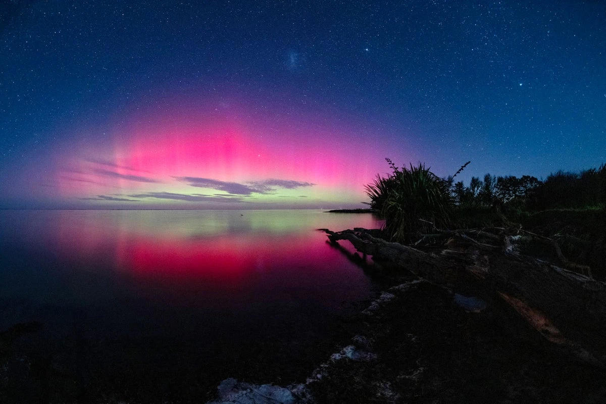 Green meteor zooms past Sydney as auroras dazzle across Australia