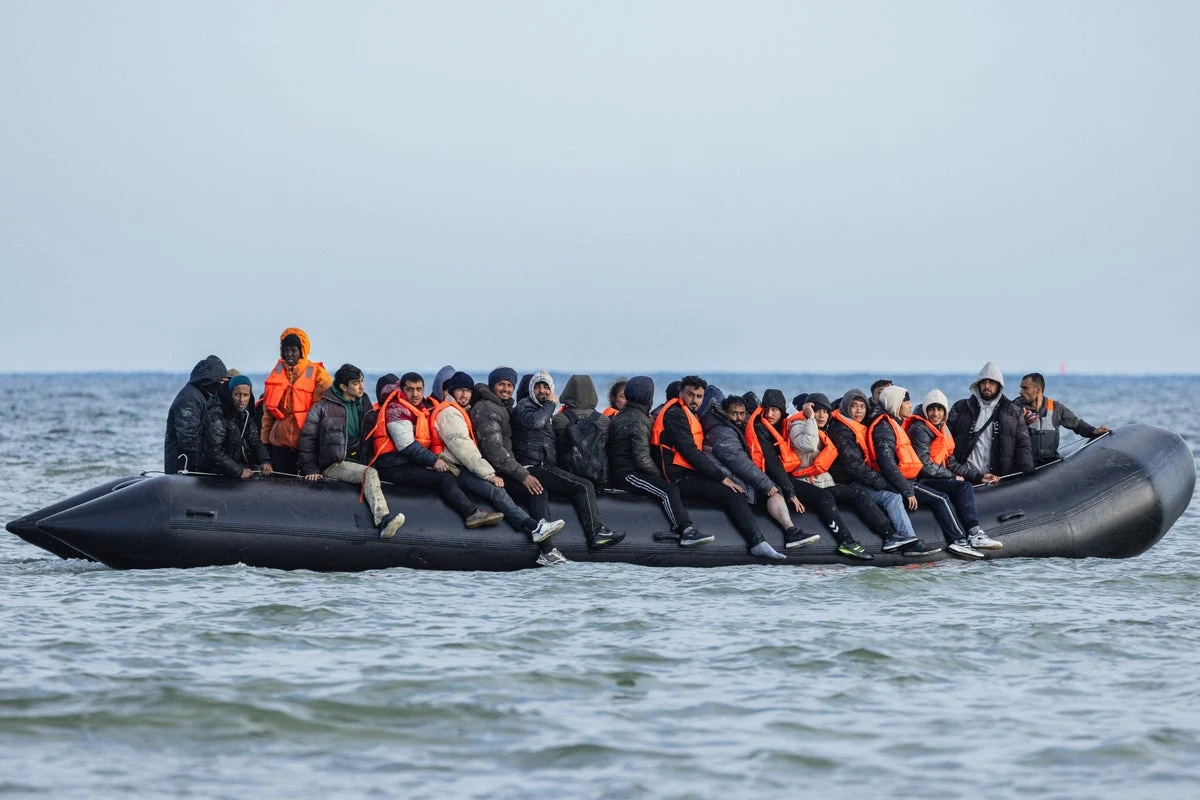 Tackle small boats by ‘letting migrants apply for asylum from France’