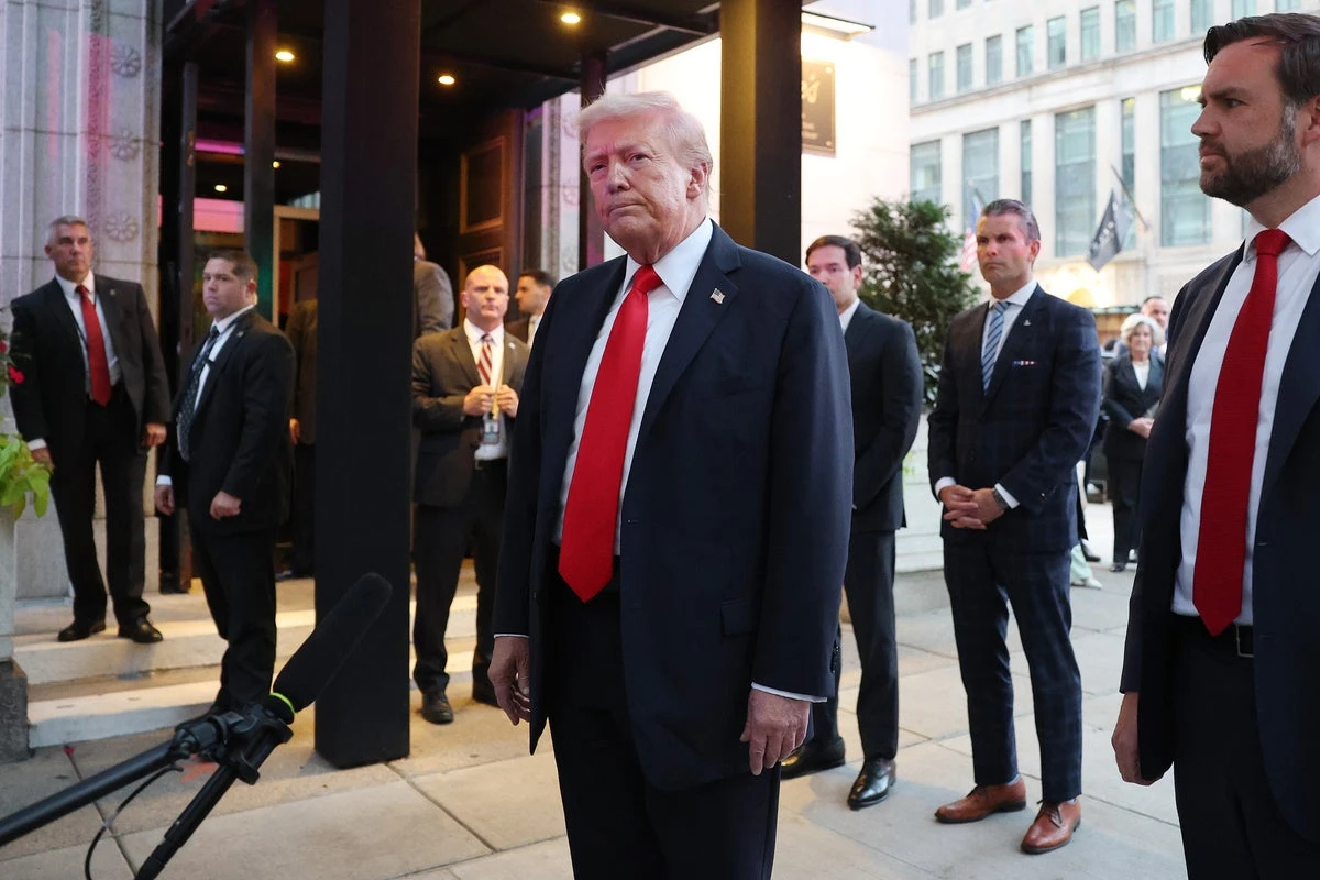 Trump dines out in DC – and gets called ‘the Hitler of our time’