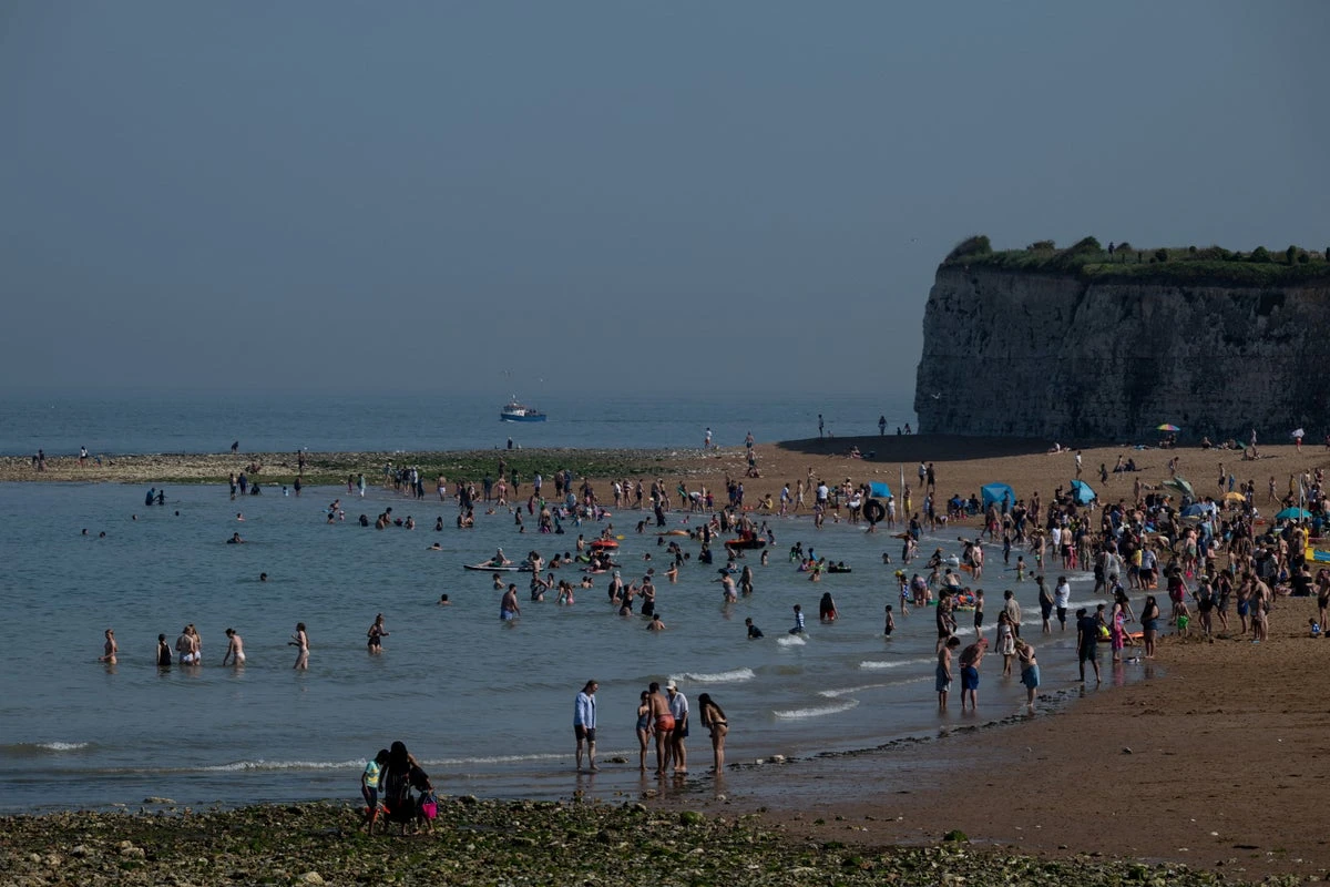 Hottest May day ever recorded in the UK as temperatures top 33C
