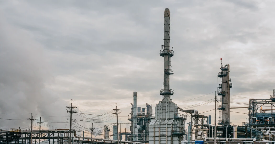 Oil Prices Tumble as China-U.S. Tariffs Weaken Economic Confidence
