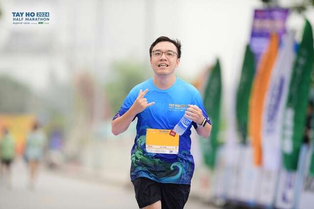 Pocari Sweat hỗ trợ bù nước nhanh cho hơn 10.000 VĐV tại Tay Ho Half Marathon 2024