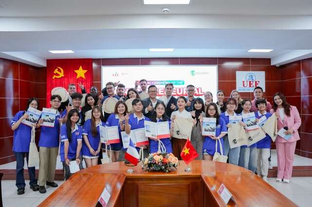 Sinh viên đại học này không đi du học mà vẫn có cơ hội học cùng sinh viên quốc tế