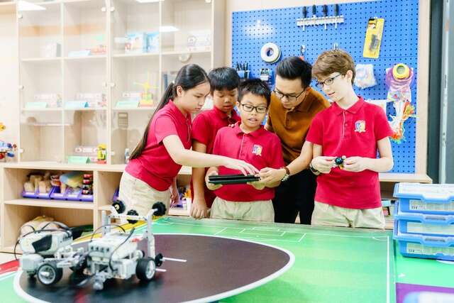 Top phòng thực hành cực chất ở Royal School: Có hẳn nơi “đua” mô hình robot, triển lãm nghệ thuật