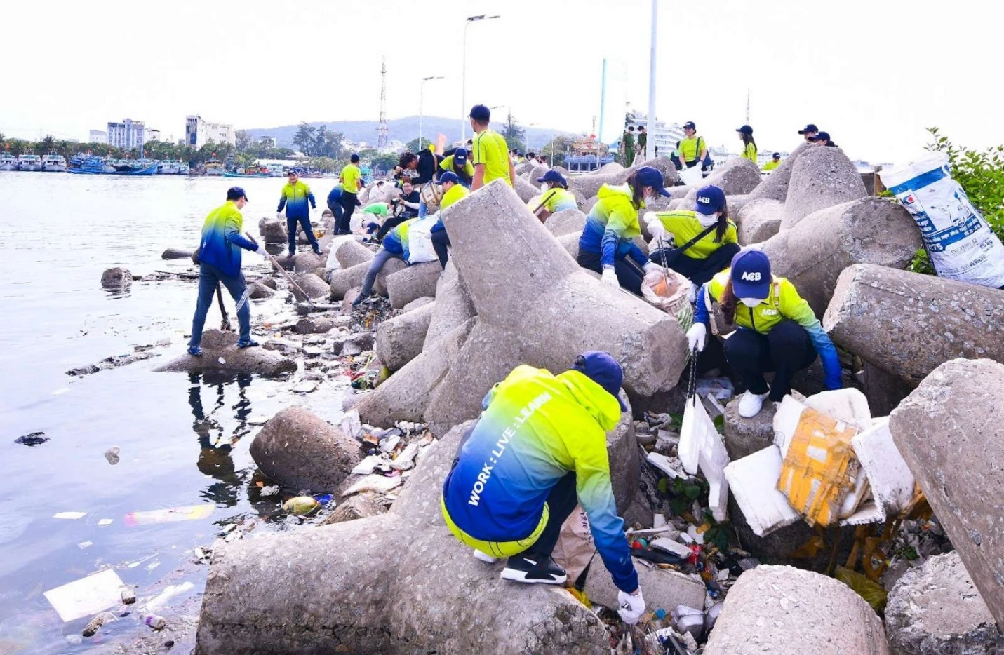 ACB tham gia dọn rác bãi biển trong Ngày Vì môi trường Phú Quốc