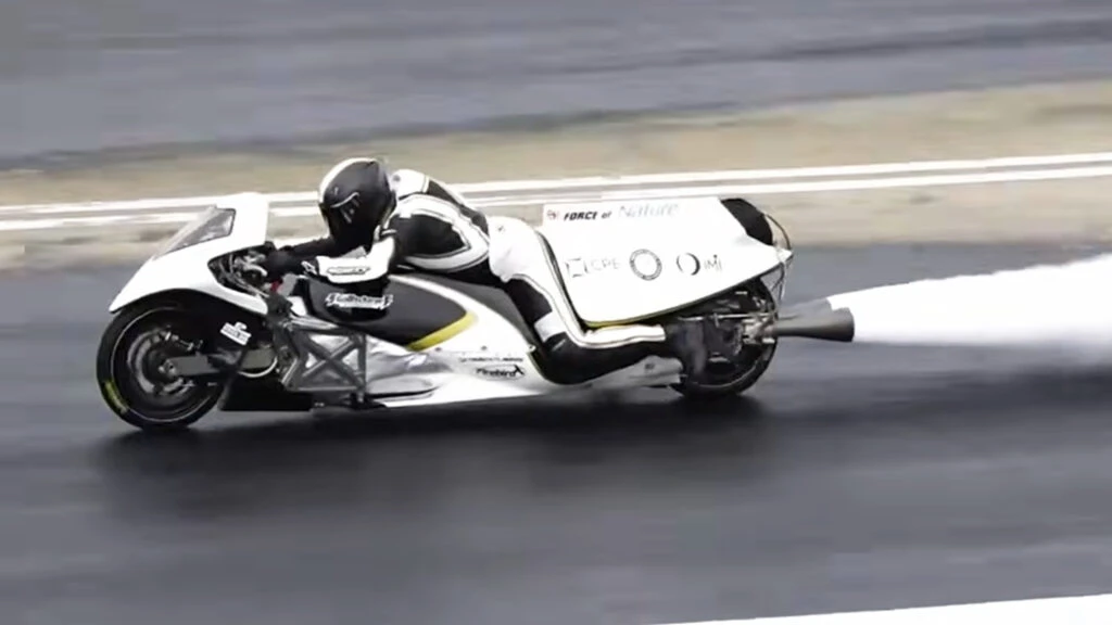World’s Quickest Motorcycle Hits 62MPH In 0.4 Seconds Running On Steam