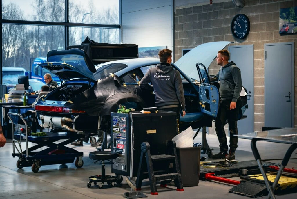 “The Classic 911 Drives Like S***,” Says Man Re-Engineering It