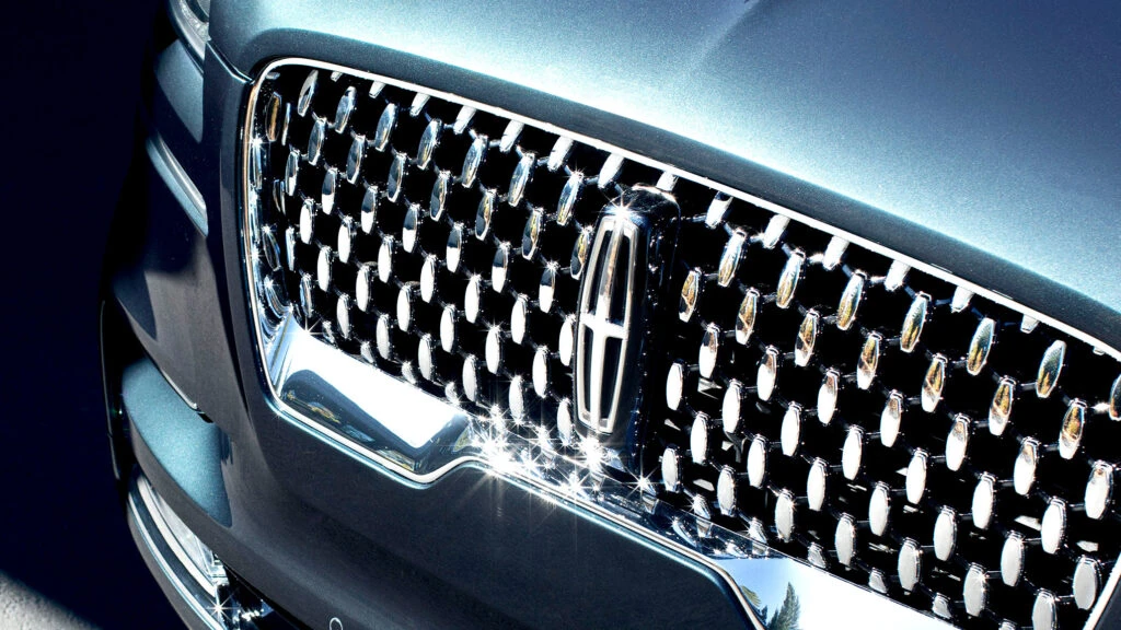 This Lincoln SUV’s Trim Can Literally Fly Off While You’re Driving