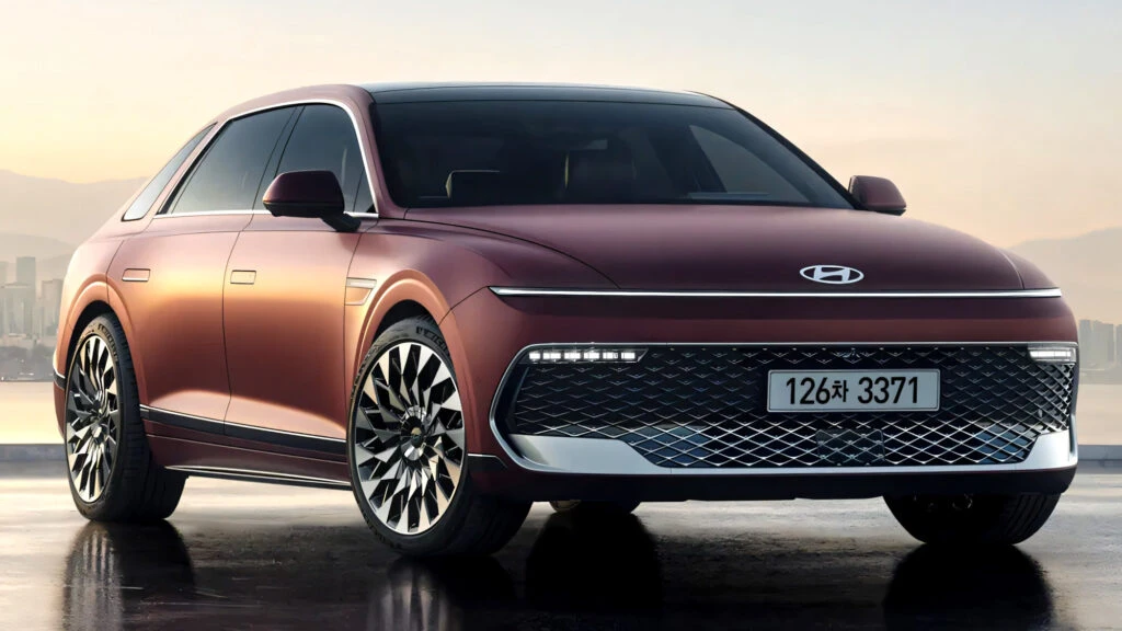 The $26K Flagship Hyundai Sedan Americans Called The Azera Got A Genesis-Level Interior