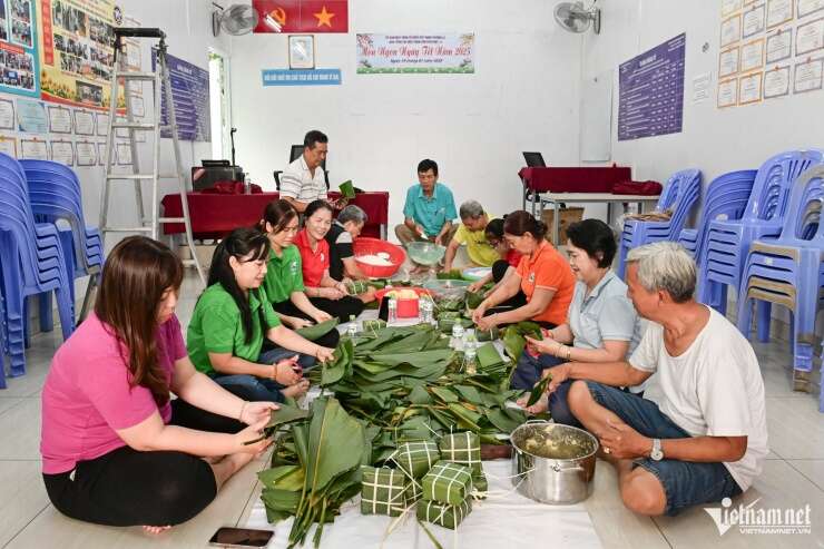 Người TPHCM thức đêm nấu bánh chưng ngoài hẻm