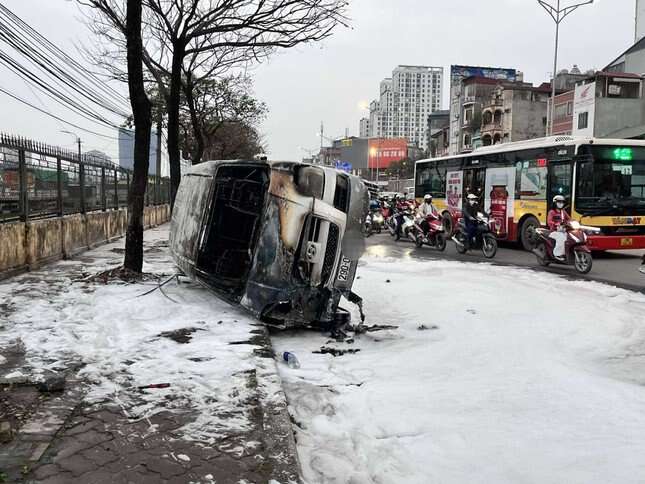 Hà Nội: Ô tô cháy rụi trên đường Giải Phóng