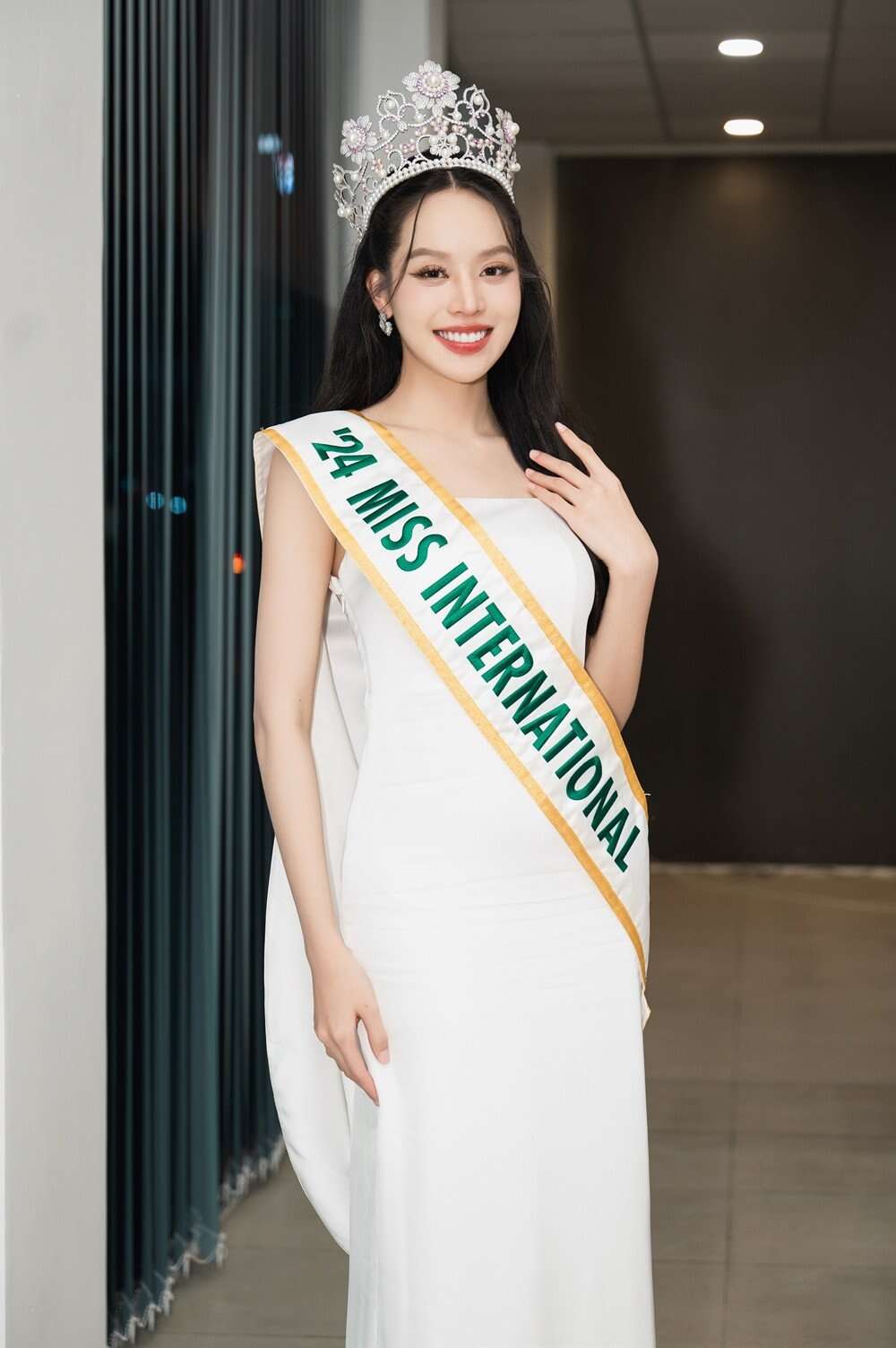 Lý do Miss International 2024 Thanh Thủy mang bộ mặt trắng bệch xuống máy bay