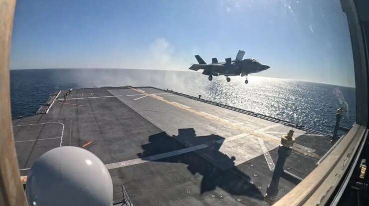 Tiêm kích tàng hình F-35B thực hiện cuộc hạ cánh “lịch sử” trên chiến hạm