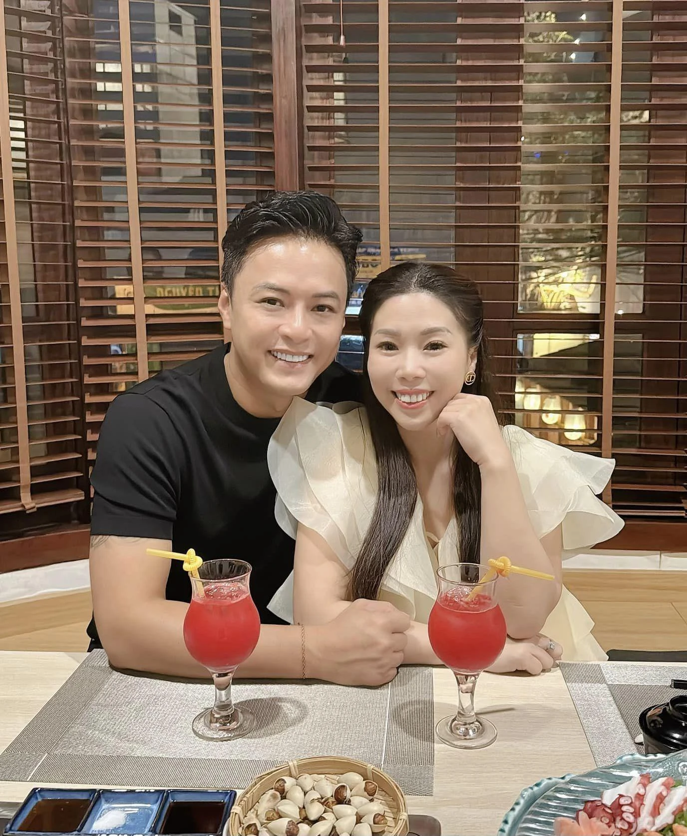 Vợ chồng Hồng Đăng có động thái gây chú ý