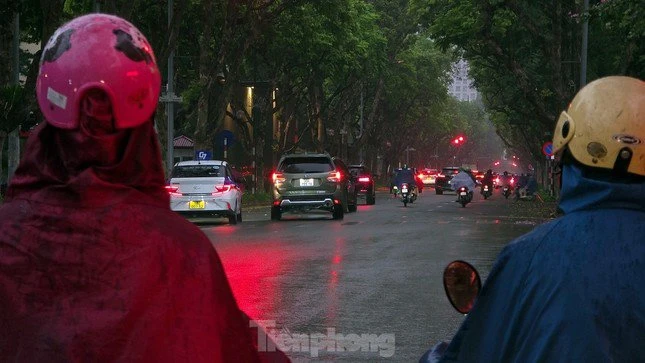 Cảnh báo lốc, sét, mưa đá khu vực Bắc Bộ, Thanh Hóa và Nghệ An