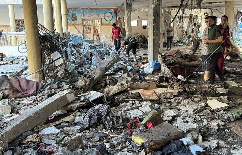 Israeli air strike kills 100 in Gaza school