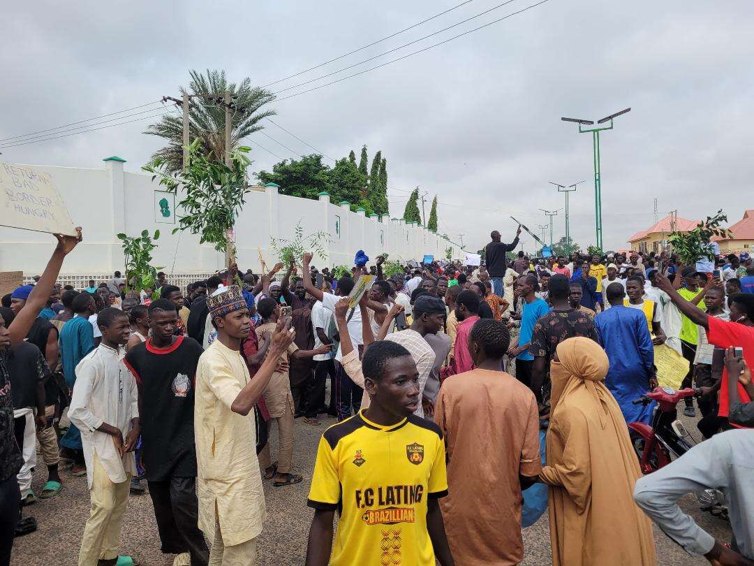 Hunger protest: Nasarawa youths allegedly loot shops, block Keffi-Abuja highway