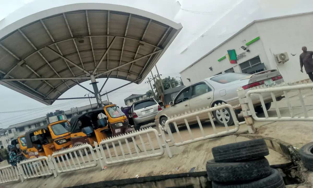 Long queues return to Ibadan as petroleum stations increase pump price to N1200 per litre [PHOTOS]