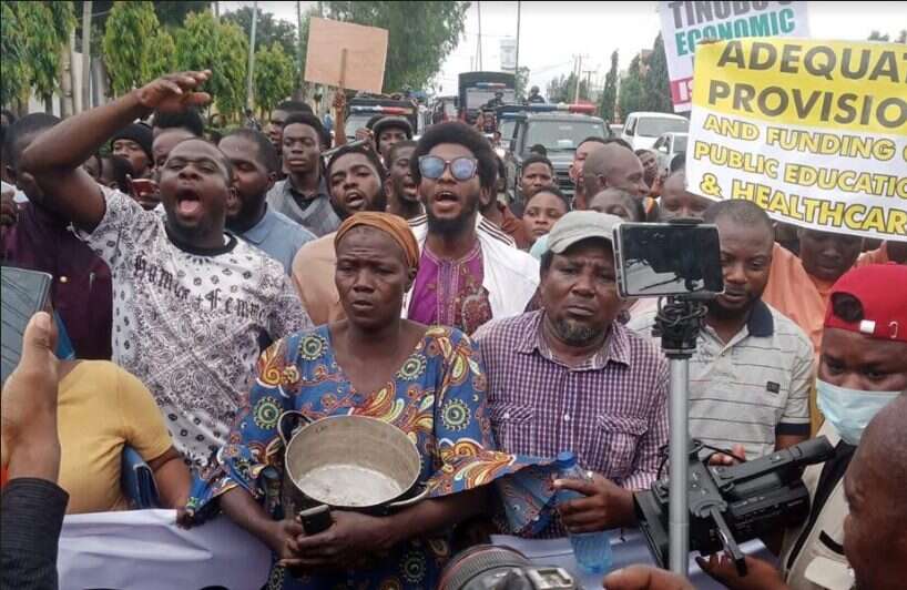 Woman carries empty pot to #EndBadGovernance protest in Lagos [PHOTOS]