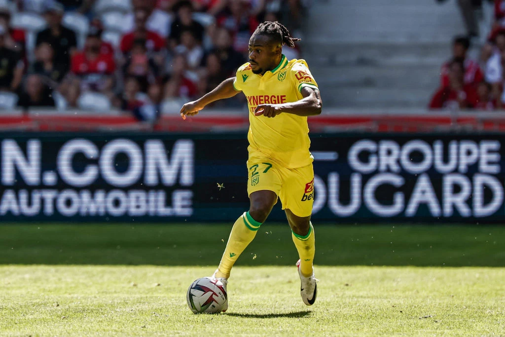 Transfer: French, Saudi clubs scramble for free agent, Simon
