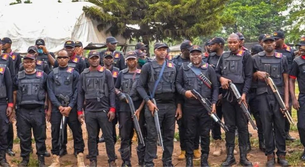 Security operatives apprehend suspected fake bank transfer scammer in Edo