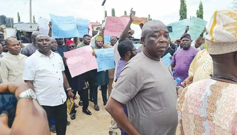 South-West auto dealers storm customs office over alleged harassment, extortion