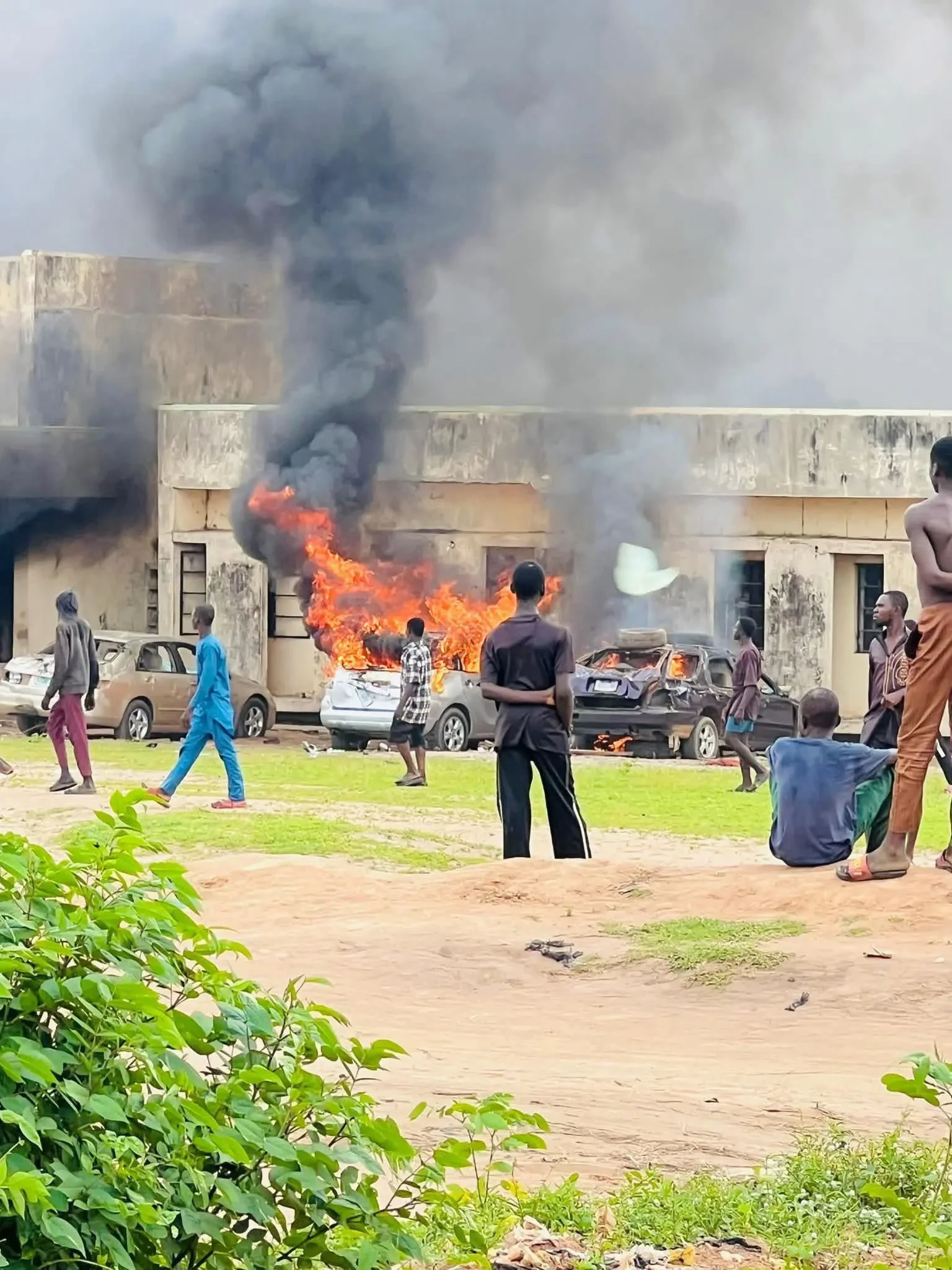 BREAKING: Emir’s Palace, NDLEA office set ablaze as protest rocks Kwara