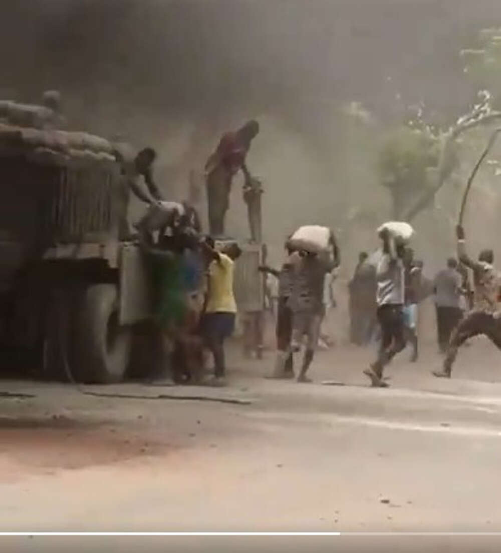 Benue youths caught on camera looting cement truck engulfed by fire