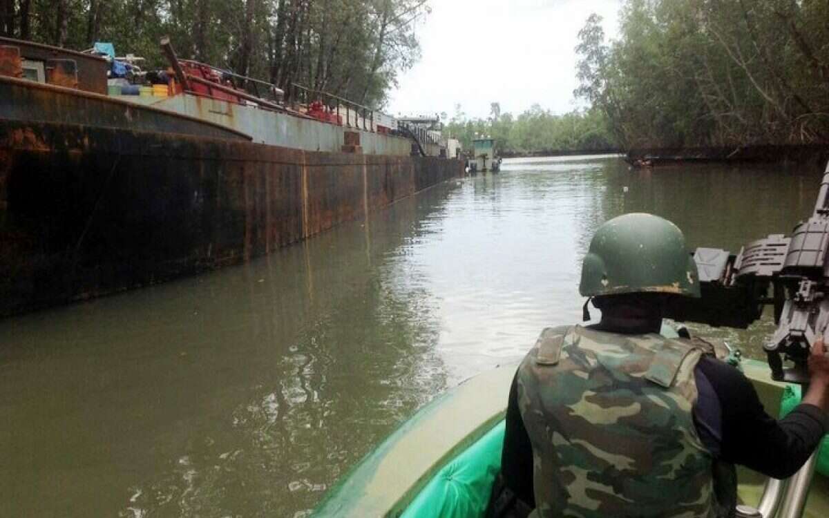 Nigerian Navy arrests eight suspected crude oil thieves, destroy Illegal refineries