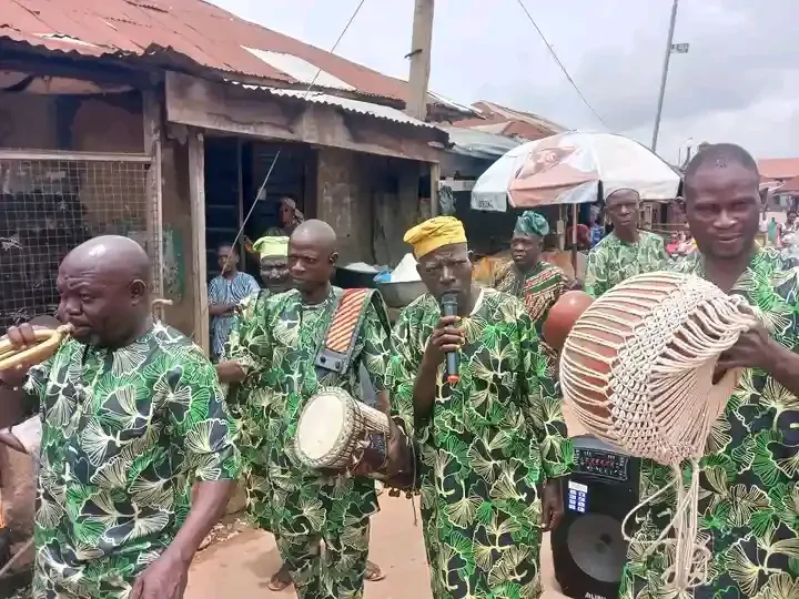 Ibadan: Traditional drummers, chanters, others relocate to Ladoja’s family compound, residence [PHOTOS] 