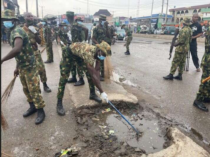 Army cleans up Ogun market, drainages (PHOTOS)