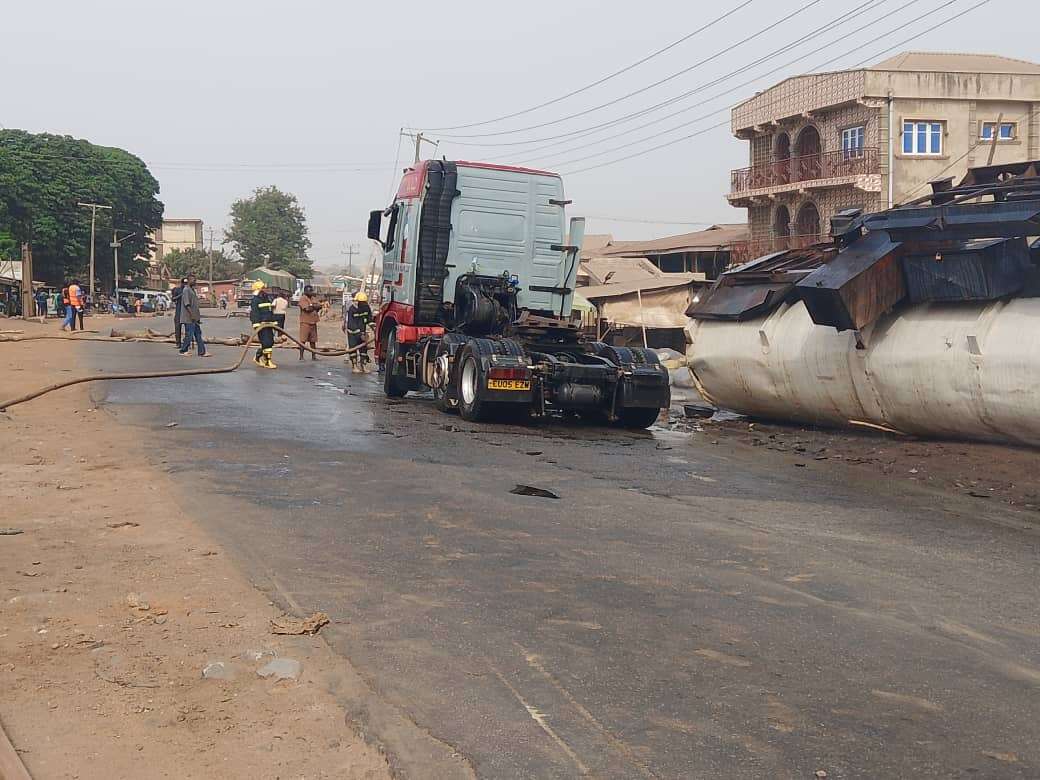 Petroleum tanker carrying 50,000 litres loses control in Oyo [PHOTOS]