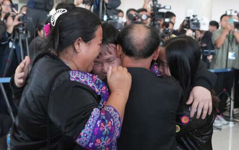 War: Tears of Joy as Relatives received five freed Thai farm workers in Bangkok