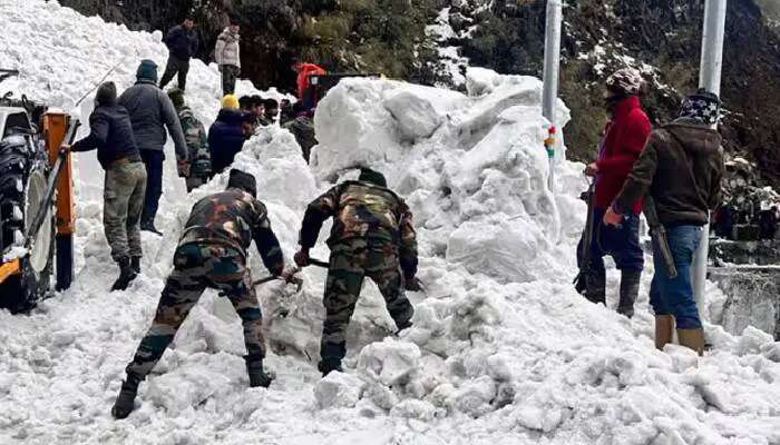 41 feared trapped amid avalanche in India