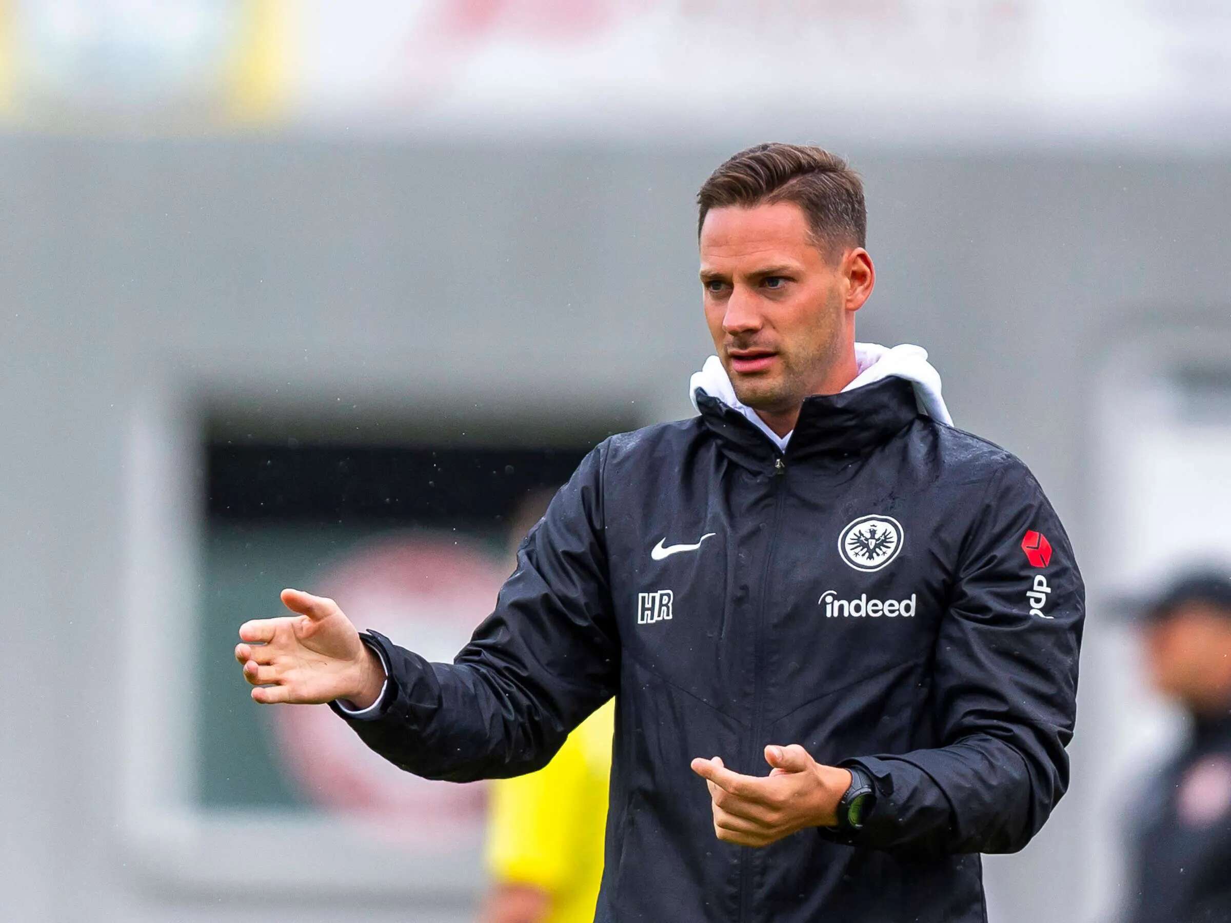 Frankfurt lose coach, Rasche in car crash