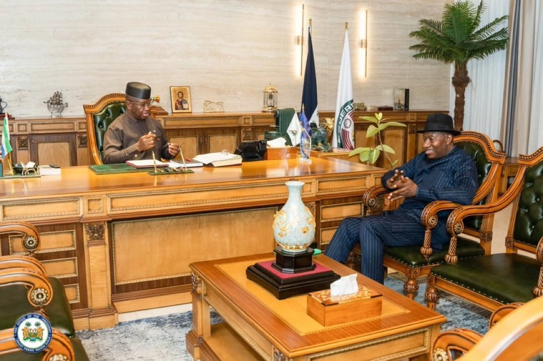Jonathan meets Sierra Leone President Julius Bio in Freetown 