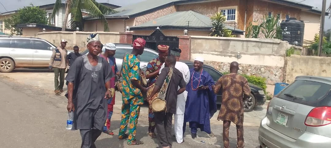 Drummers, supporters storm Ladoja’s residence as ex-gov becomes Olubadan designate [PHOTOS]