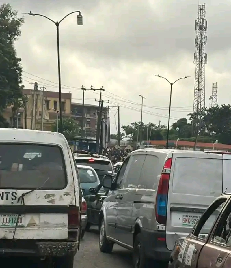 BREAKING: Commuters, staff stranded as students protest renaming of Polytechnic Ibadan